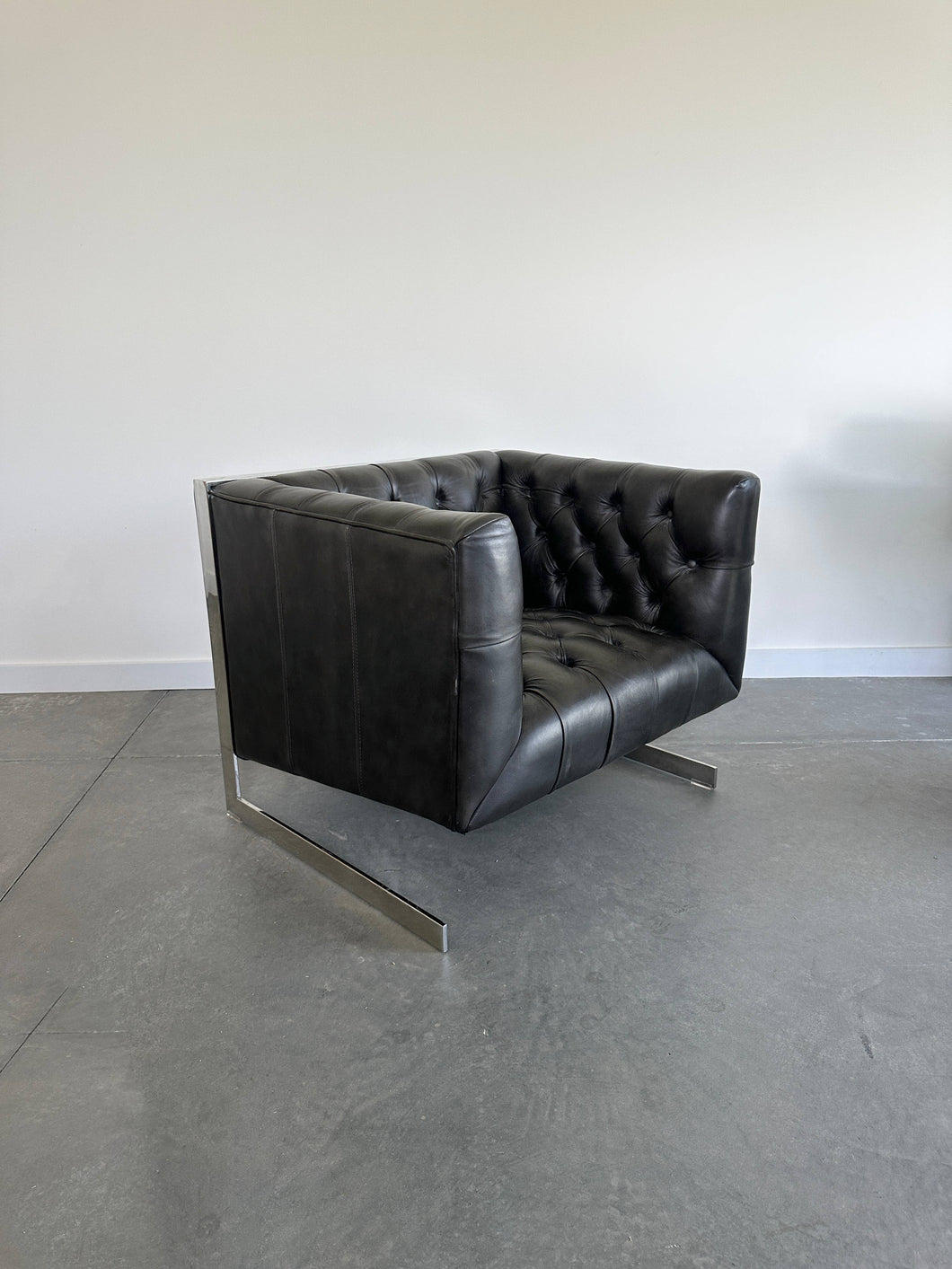 Black tufted leather viper chair