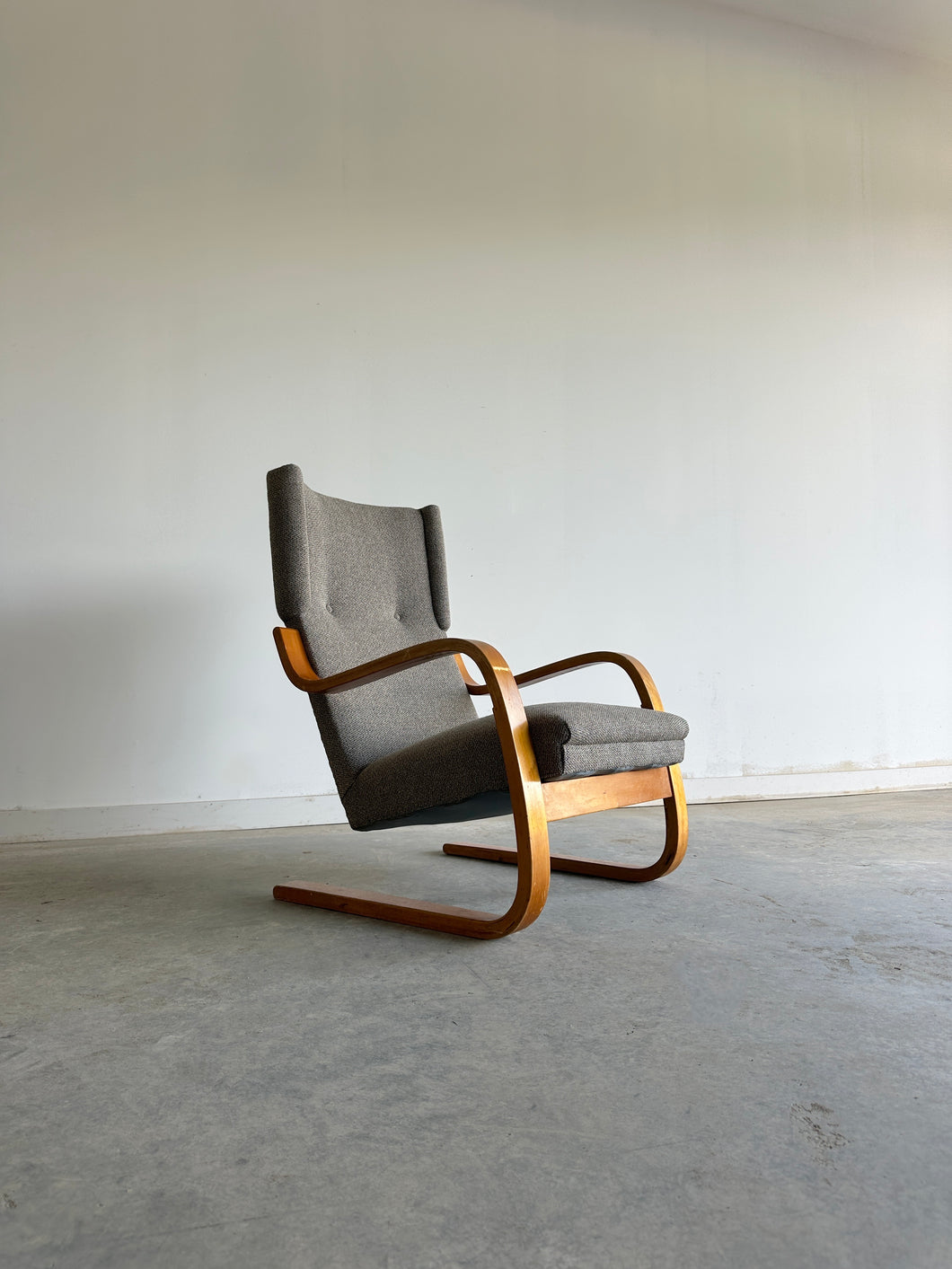 Wingback 36/401 cantilever lounge chair by Alvar Aalto